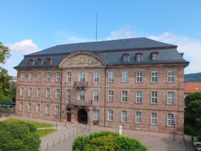 Haus 1 Heiligenstädter Schloss. Frontansicht mit Toreinfahrt aus Richtung Friedensplatz