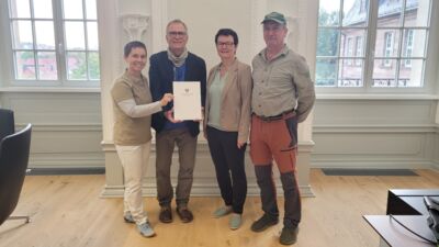 Zu sehen sind Claudia Wilhelm, Norbert Sondermann, Dr. Marion Frant, Stefan Sander bei der Übergabe des Zuwendungsbescheides.
