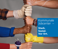 Fotografische Darstellung von sechs Unterarmen. Die Hände umfassen ein vertikal verlaufendes Seil - mit dem Motto "Gemeinsam an einem Strang ziehen". Ein Schriftzug "Kommunale Jobcenter - Stark. Sozial. Vor Ort" ist ebenfalls eingefügt.