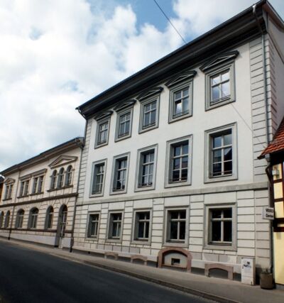 Haus 2 Göttinger Straße 5.  Straßenansicht mit Eingang.