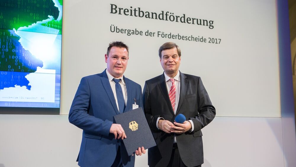 Referatsleiter Christoph Reimann, Landkreis Eichsfeld (links), Parlamentarischer Staatssekretär Enak Ferlemann, Bundesministerium für Verkehr und digitale Infrastruktur (BMVI) (Foto :BMVI)