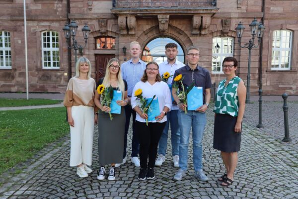 Von links nach rechts sind auf dem Bild zu sehen: Ausbildungsleiterin Doreen Krieter-Hansen, Celina Fromm, Jugend- und Auszubildendenvertreter Jeremy Rolz, Emilia Träger, Philip Schmücking, Benedikt Klaus, Landrätin Dr. Marion Frant
