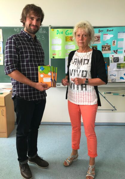 Klimaschutzmanager Stephan Gunkel übergibt Möhrchenhefte in der Grundschule Gernrode