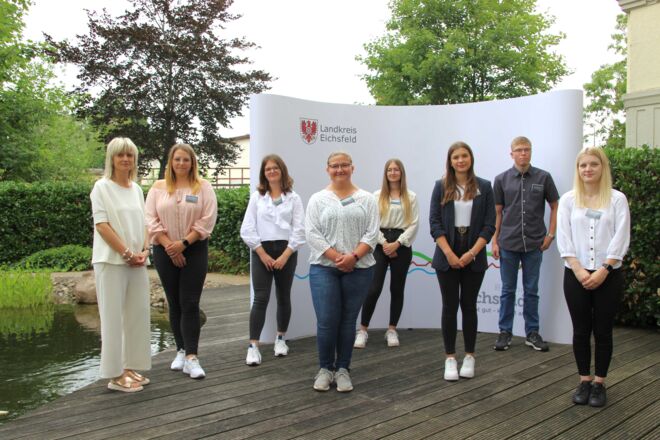 v.l.n.r.: Ausbildungsleiterin Frau Krieter-Hansen, Jugend- und Auszubildendenvertreterin Frau Hennecke, Laura Riemekasten, Emilia Träger, Celina Fromm, Janine Klipstein, Benedikt Klaus, Samira Jakob